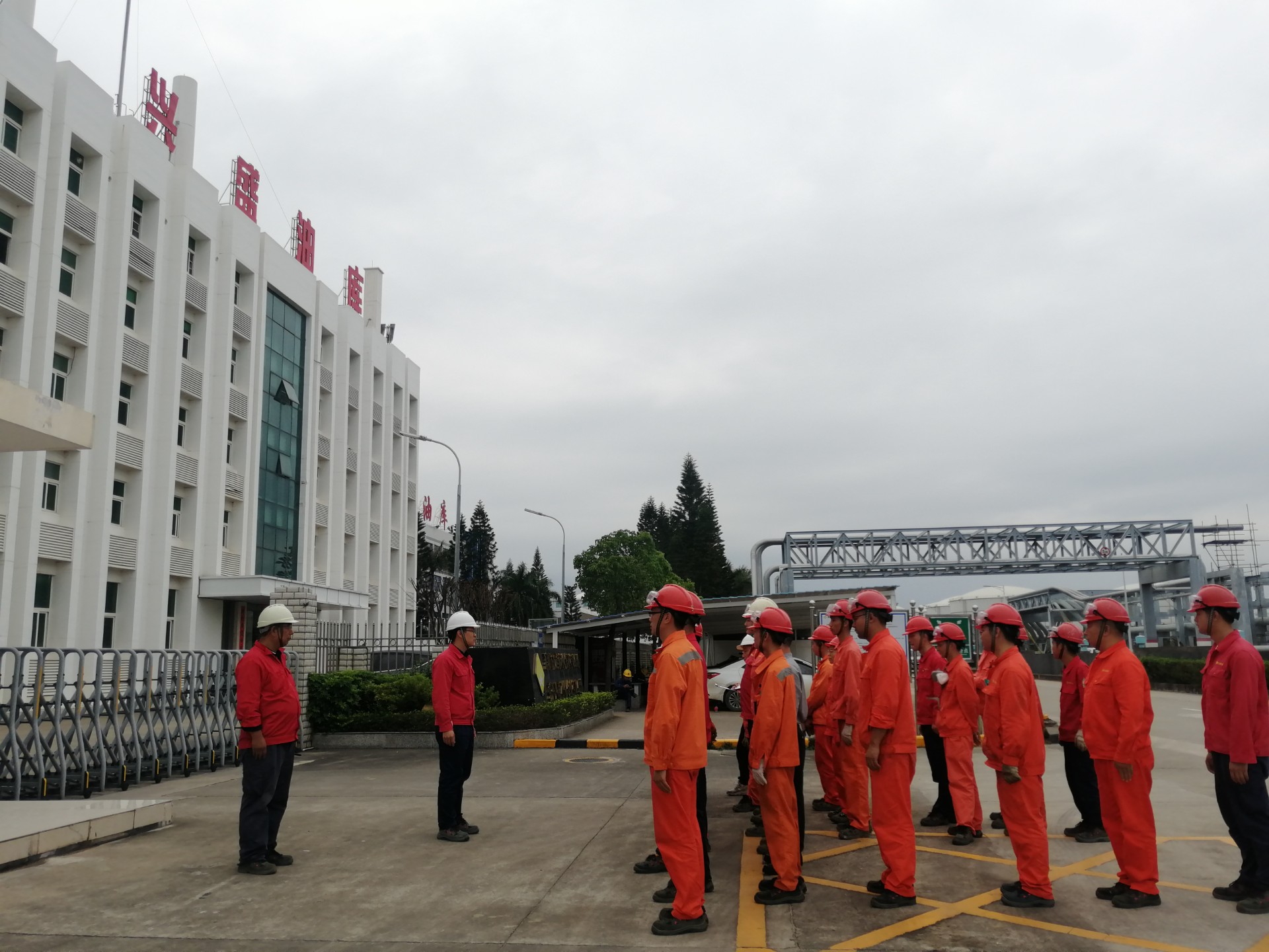 興盛油庫(kù)組織全體員工模擬進(jìn)行T1108罐汽油泄漏、火災(zāi)事故應(yīng)急演練