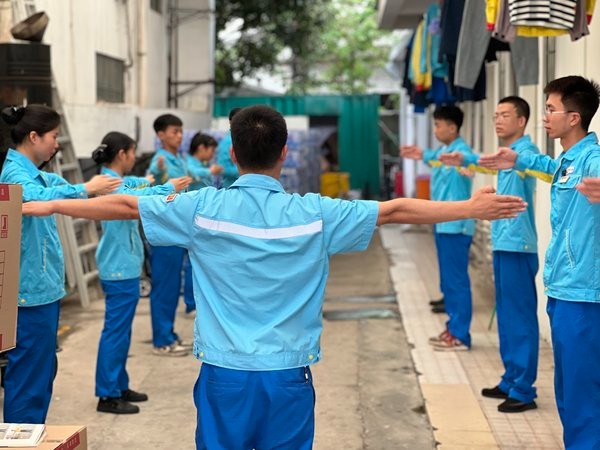 悅凱加油站負(fù)責(zé)人張碧富組織員工進行手勢培訓(xùn)
